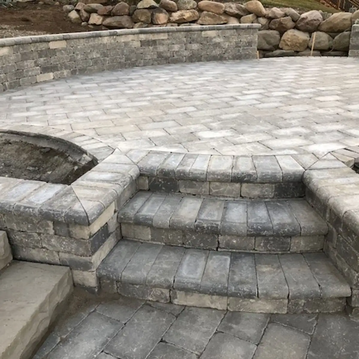 Natural stone retaining wall with integrated plantings