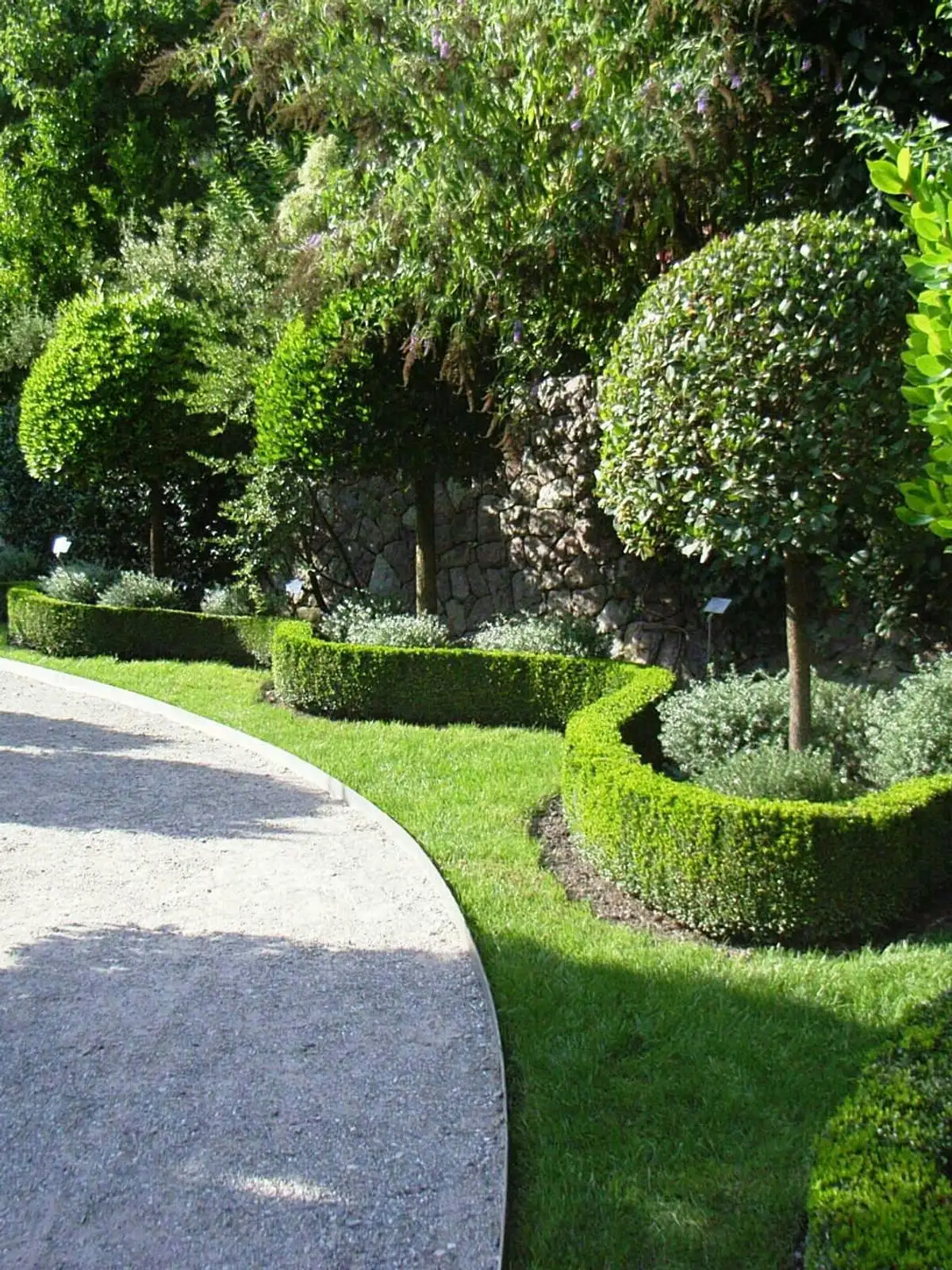 Segmental block retaining wall for an Oakland County property